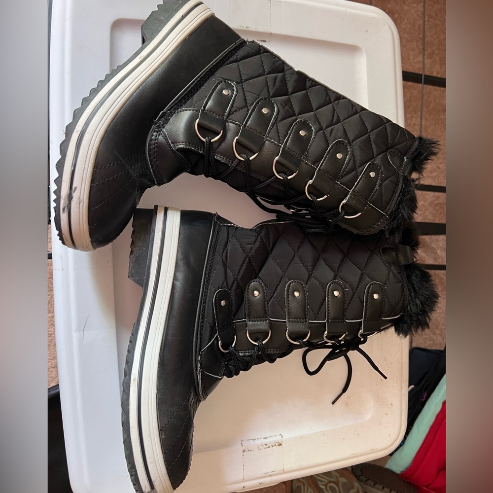 POLAR women’s snow boot, worn once size 9